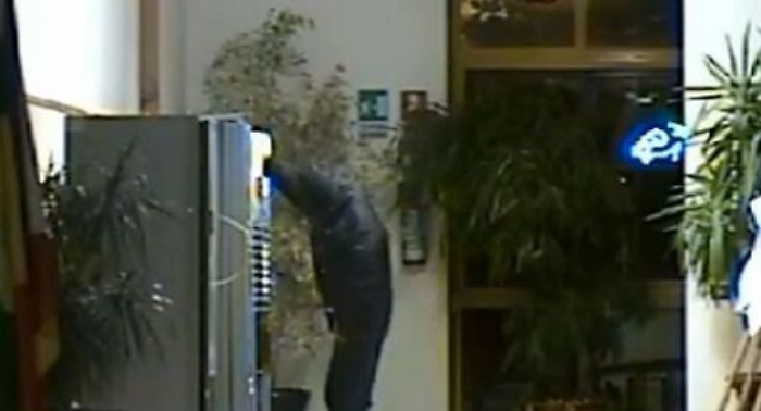 Ruba soldi nelle macchinette all'Anagrafe di Palermo: preso dopo inseguimento