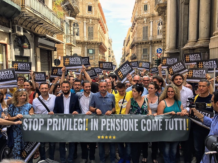 Il corteo del M5s per dire no alla pensione con una sola legislatura