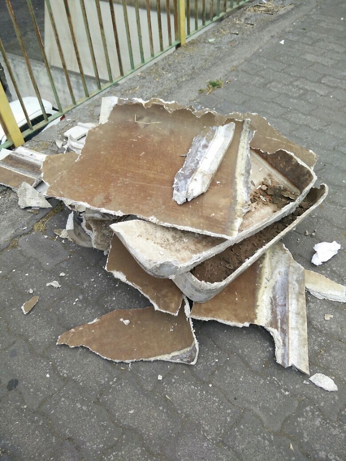 Catania, vasca di eternit in frantumi: in via Giuffrida una discarica a cielo aperto