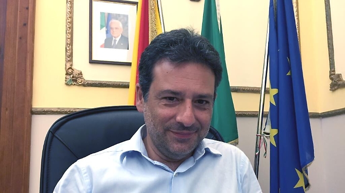 Sindaco offre auto blu per portate disabili in spiaggia