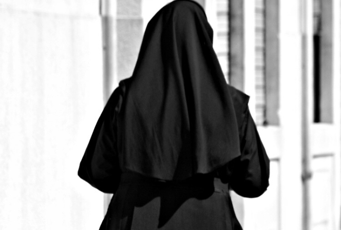 Suora si "barrica" in oratorio e sfugge a rapinatore