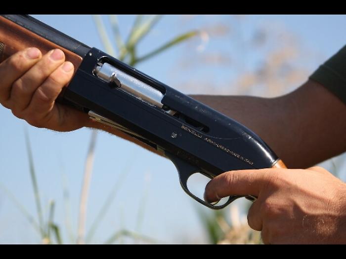 Spara per provare il fucile del padre