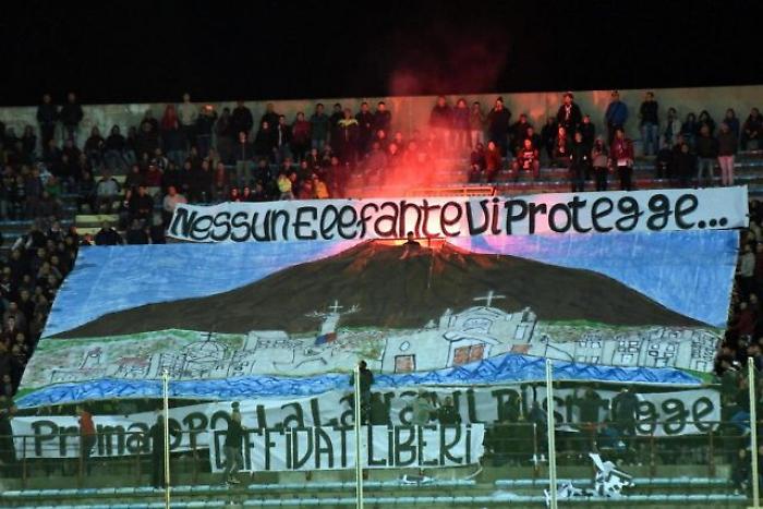 Striscione degli ultr&agrave; reggini contro Catania, &egrave; caccia all'autore