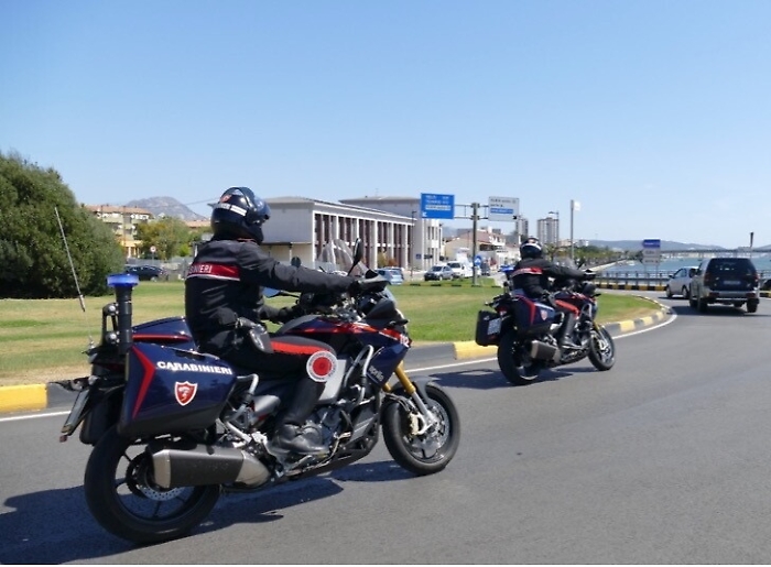 Siracusa, per fuggire ai carabinieri si lancia da un'altezza di dieci metri