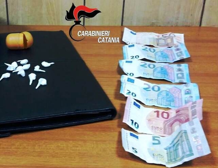 Aci Castello, parcheggiatore abusivo al cimitero ma anche spacciatore