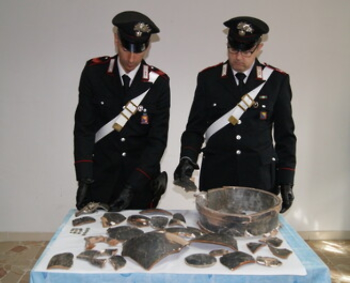 Aidone, trovato un cratere greco, 13 monete romane e un revolver in un casolare abbandonato