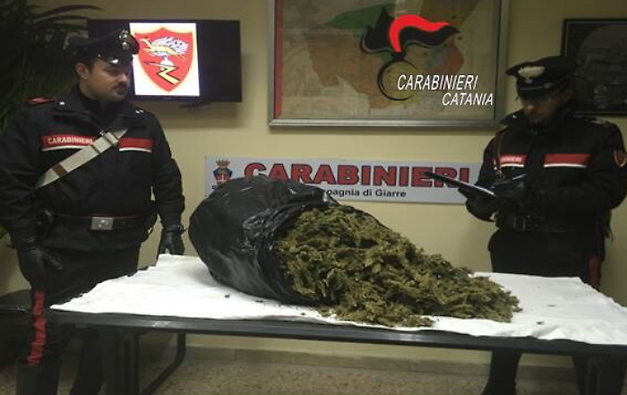 Giarre, i carabinieri lo fermano per un controllo di routine e nel bagagliaio gli trovano 5 chili di marijuana