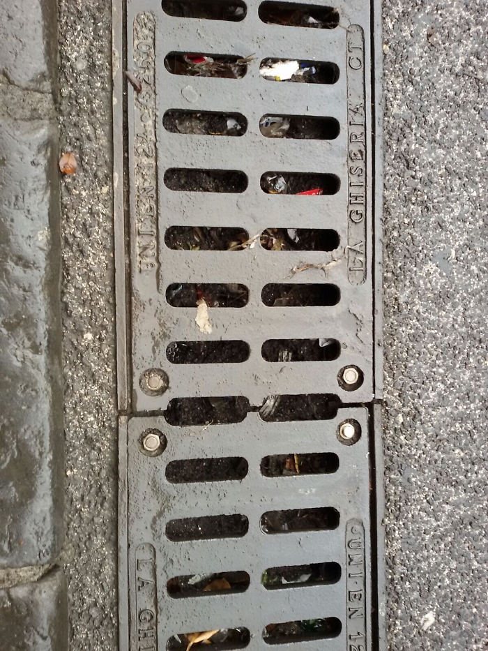Grate otturate da terra e sporcizia e la via Etnea, con la pioggia, diventa impraticabile