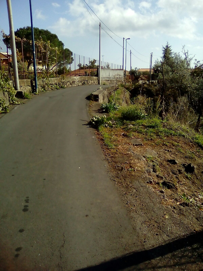 Via Giovanni Grasso a Pedara: strada a rischio incolumit&agrave;