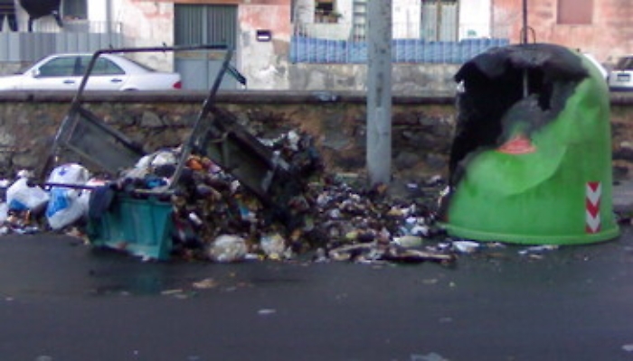 Rifiuti e cassonetti in fiamme nei quartieri catanesi: &egrave; emergenza