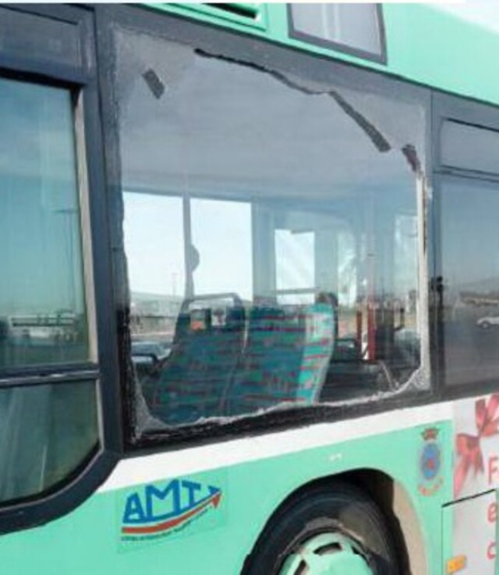 Piombino ad aria compressa contro bus Amt a Librino: autista incolume e scioccato