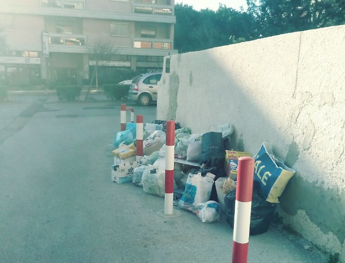 Siracusa, viale Teracati invaso dalla spazzatura