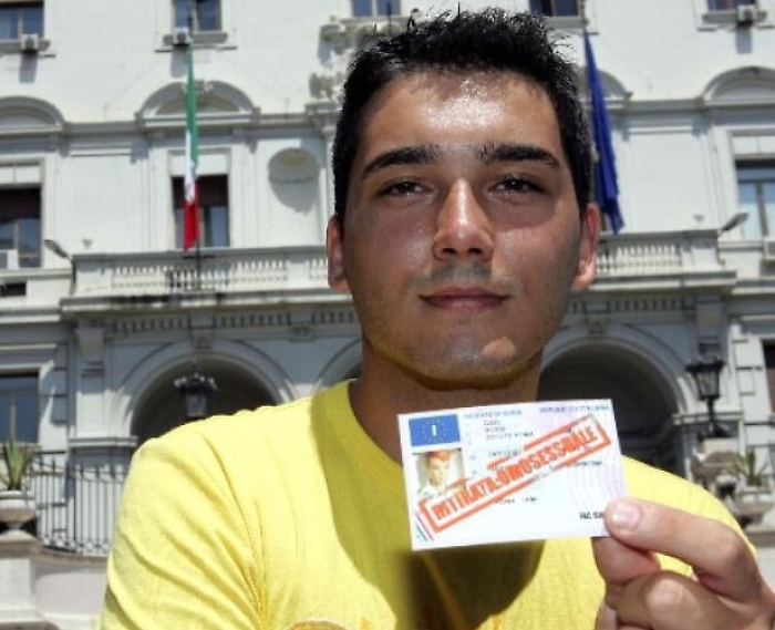 Gli ritirarono patente perch&egrave; gay, ministeri dovranno risarcirlo