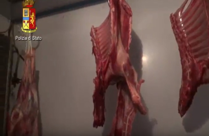 Alimenti esotici in pessime condizioni: Polizia chiude due negozi a Catania