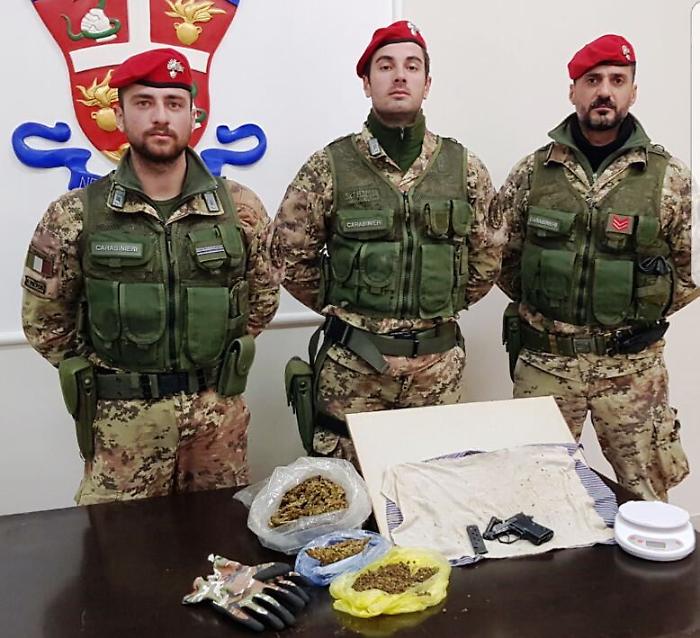 Patern&ograve;, in un casolare abbandonato una pistola e mezzo chilo di marijuana