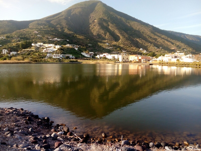 Salina si specchia nel suo laghetto