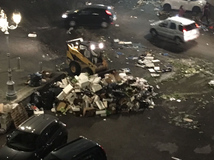 In piazza C. Alberto a Catania la differenziata... non si differenzia