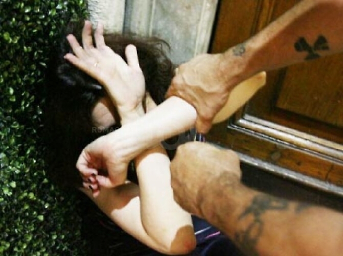 Picchia la fidanzata in strada a Palermo, denunciato da una testimone