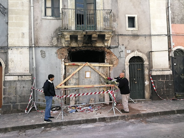 Il triste risveglio in via Garibaldi il giorno dopo l'esplosione