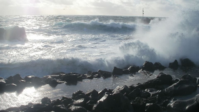 Mareggiata a Ginostra porta rifiuti in mare