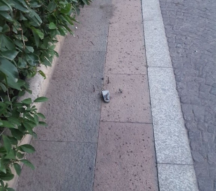 Catania, escono spuntoni da marciapiede in piazza F. di Svevia