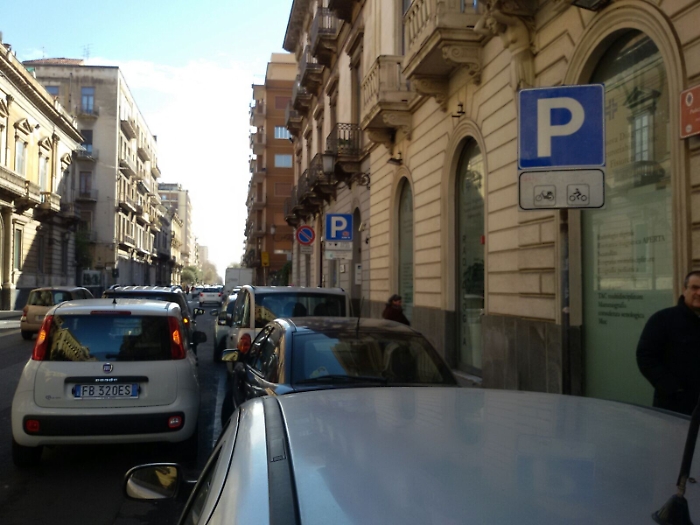Catania, in viale XX Settembre per parcheggio moto ci sono i cartelli ma non le strisce bianche