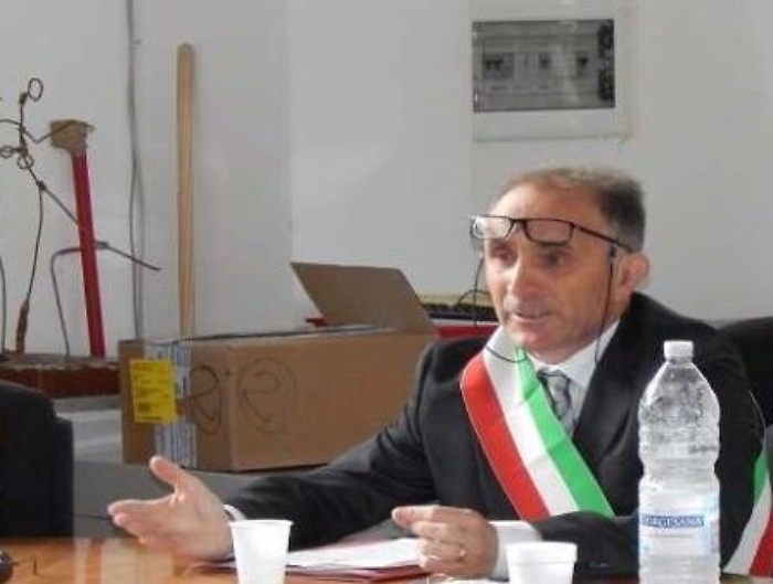 Sindaco di Longi decaduto: il fratello dirige banca che cura tesoreria comunale