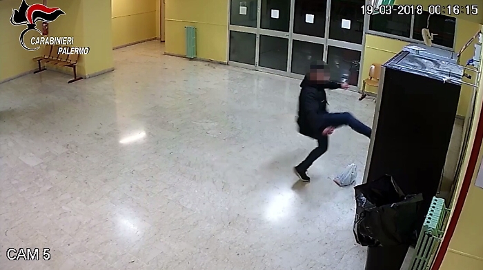 Palermo, ripreso dalle telecamere mentre ruba computer e merendine dalla scuola