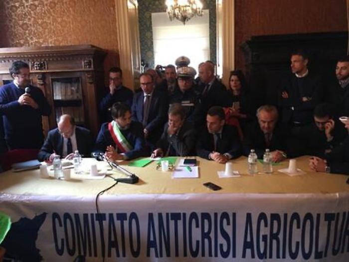 Musumeci a Vittoria da agricoltori in ginocchio: &laquo;Occorre fare squadra contro la crisi&raquo;