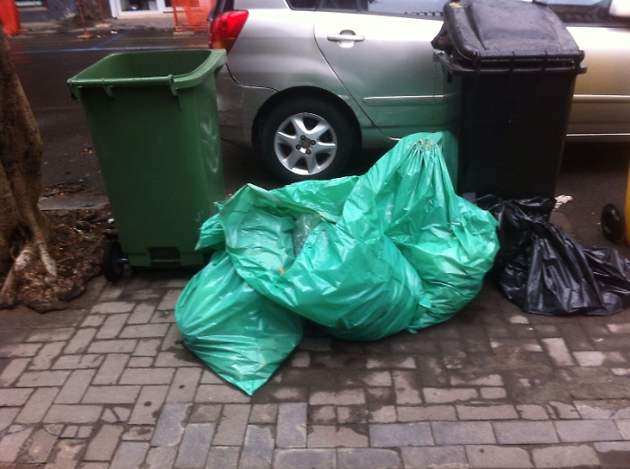 Catania, paghiamo la Tari e in via Pola la spazzatura &egrave; in strada