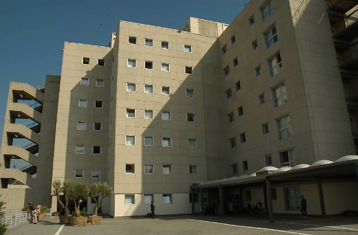 Catania, polizia salva aspirante suicida su torre ospedale Garibaldi