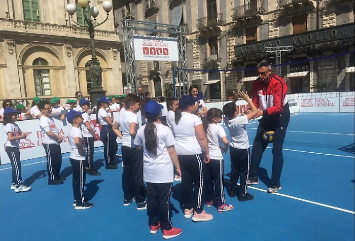In piazza Universit&agrave; 400 alunni per tappa catanese di "un campione per amico"