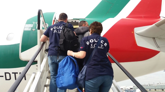 Criminalit&agrave;, estradati in italia tre latitanti: due sono siciliani