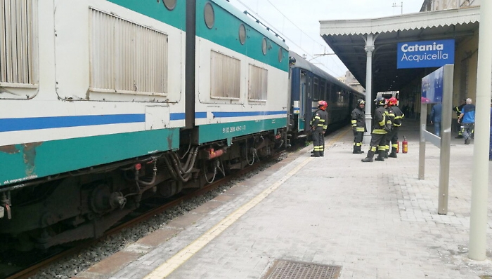 Catania, locomotore a fuoco nella stazione di Acquicella porto