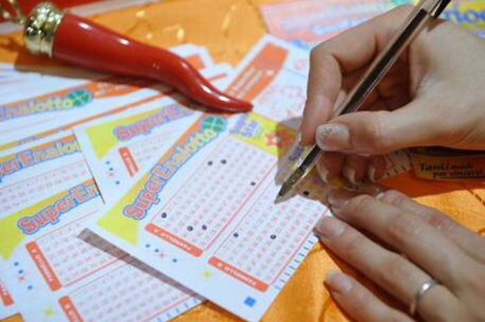 Centra combinazione vincente al Superenalotto e vince 2,5 mln &euro;