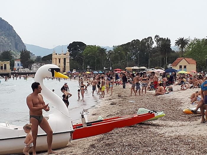 Spiaggia di Mondello affollata di bagnanti