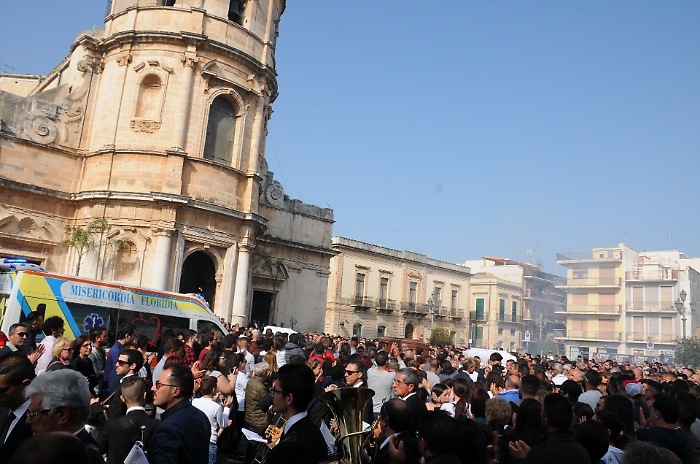 Incidente Floridia, l'ultimo saluto a Chiara, Giuseppe e Giovanni