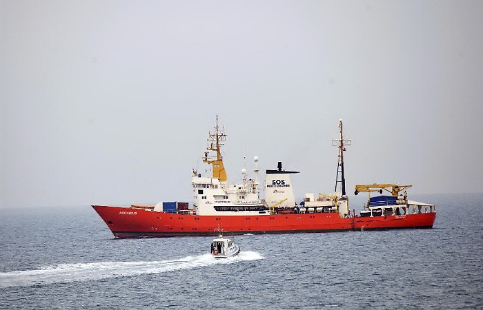 Aquarius, mare grosso: 500 profughi trasferiti sulle navi militari italiane