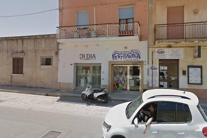 Marsala, gioielliere reagisce e spara: ferito uno dei sei rapinatori