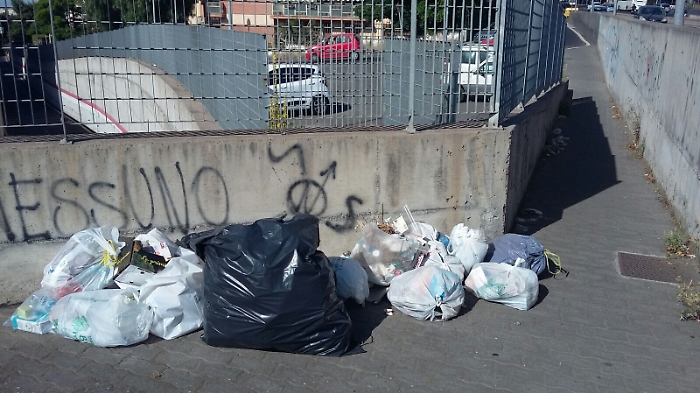 Catania, marciapiede di viale Fleming funge da cassonetto: "spero che il nuovo sindaco risolva il problema spazzatura"