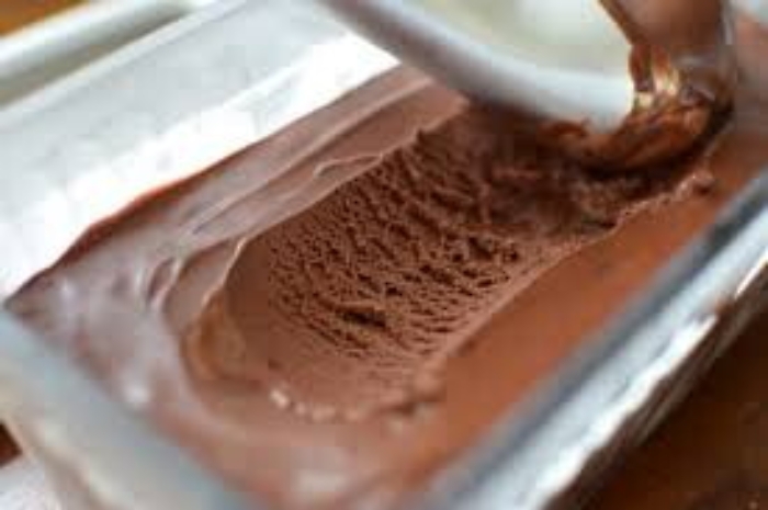 Dito tranciato dentro un cono gelato a Palermo: lo denuncia cliente inorridito