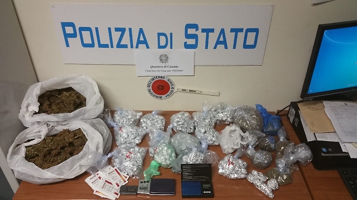 Catania, in un box nascondeva tre chili di marijuana: arrestato