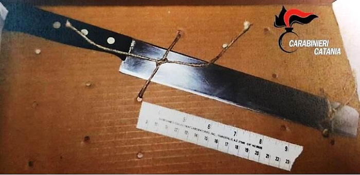 Catania, picchiava la moglie davanti al figlie: il suocero lo accoltella in strada