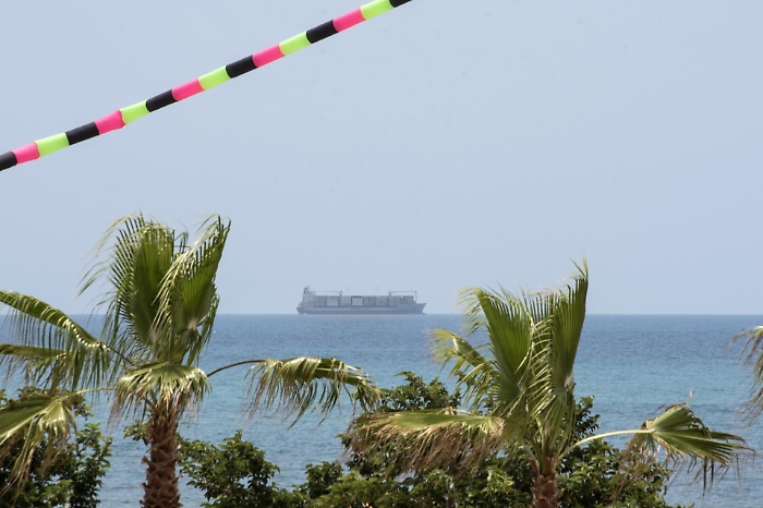 La "Maersk" ancora davanti a Pozzallo, il sindaco a Salvini: &laquo;Falla attraccare&raquo;