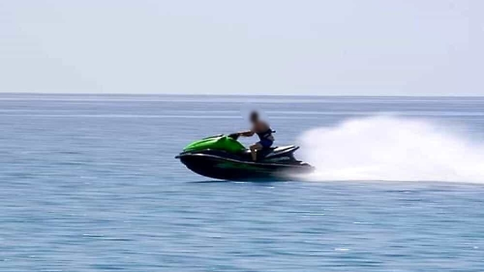 Scorrazzavano in acquascooter seminando il panico a Mondello: mezzi sequestrati