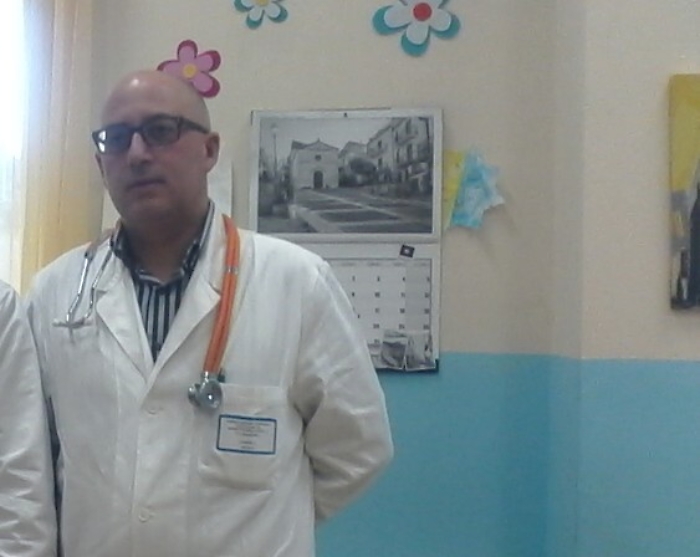 Rinuncia a vegliare la madre morta per non lasciare soli pazienti in reparto