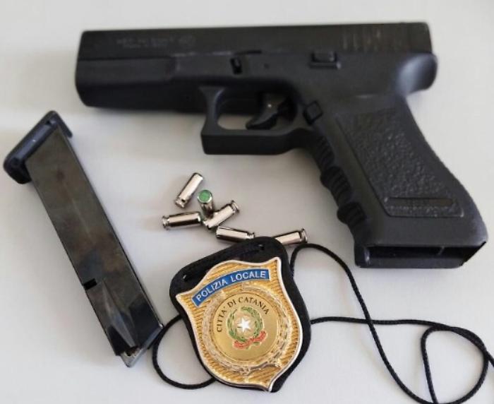 Tenta di rubare cellulare ad immigrato: bloccato dopo inseguimento alla Fiera