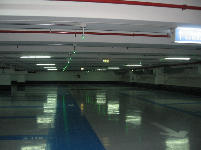 Ragazzino cade da terzo a quarto piano di un parcheggio e resta ferito