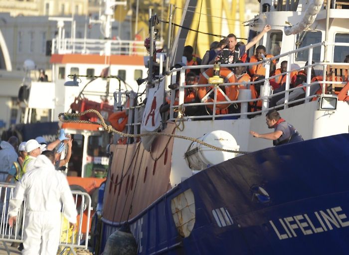 Migranti, Malta accoglie e sequestra la Lifeline: niente pi&ugrave; sbarchi in Sicilia per le Ong