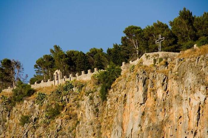 Intascava soldi biglietti del Parco "La Rocca": arrestato dipendente Comune Cefal&ugrave;